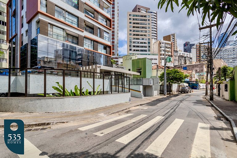 Andar alto com piscina e perto do Carnaval Barra