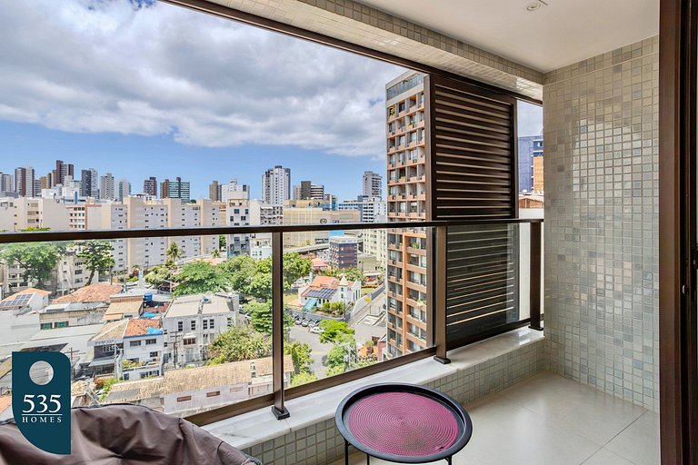 Andar alto com piscina e perto do Carnaval Barra
