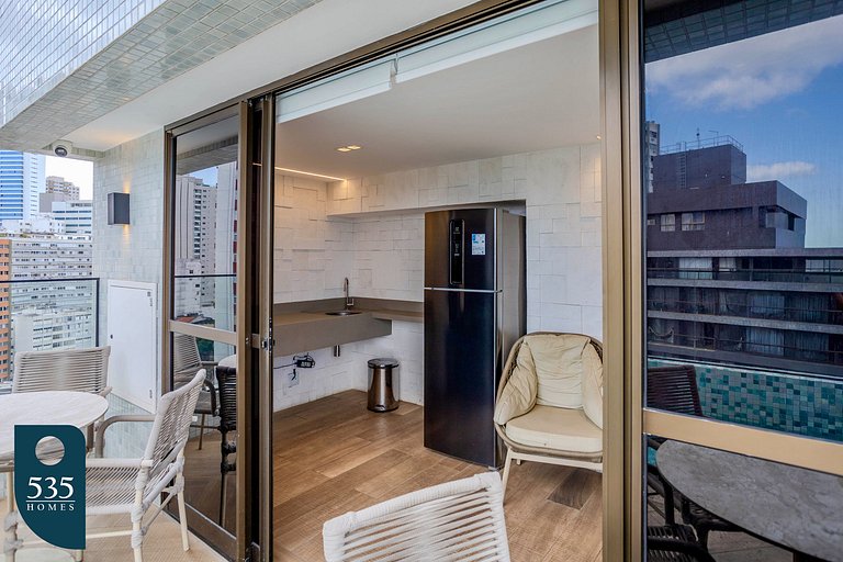High floor with a pool and close to Barra Carnival